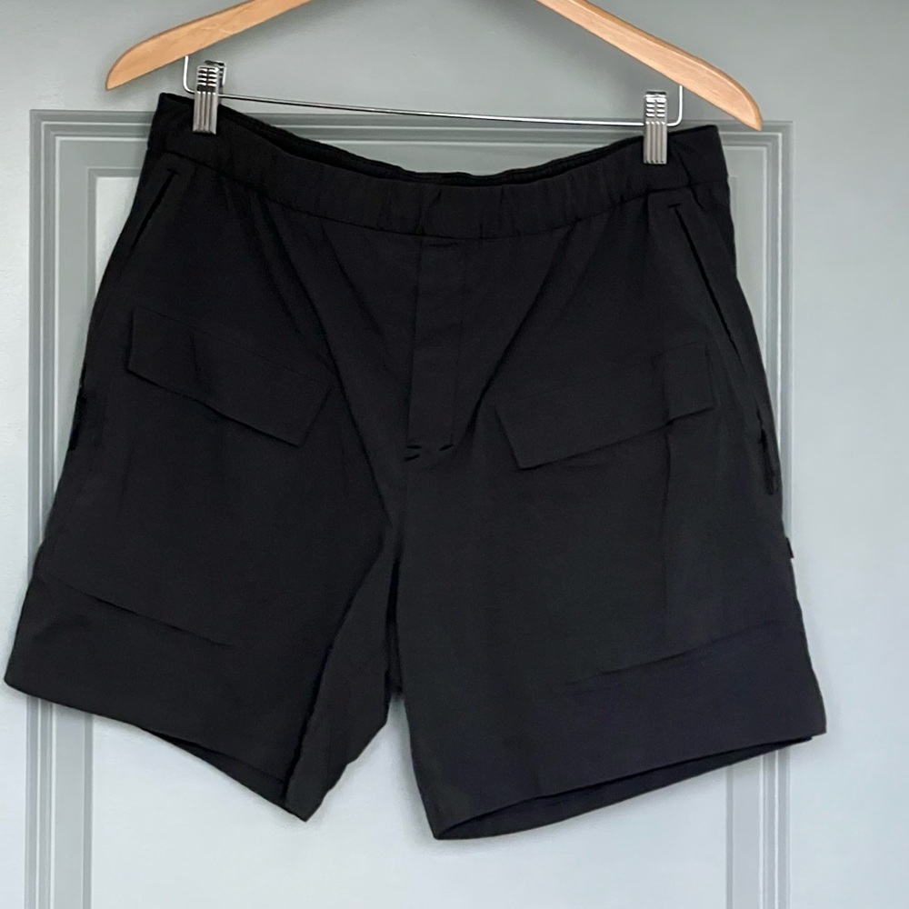Lululemon Lab Men’s front cargo shorts (6” inseem)